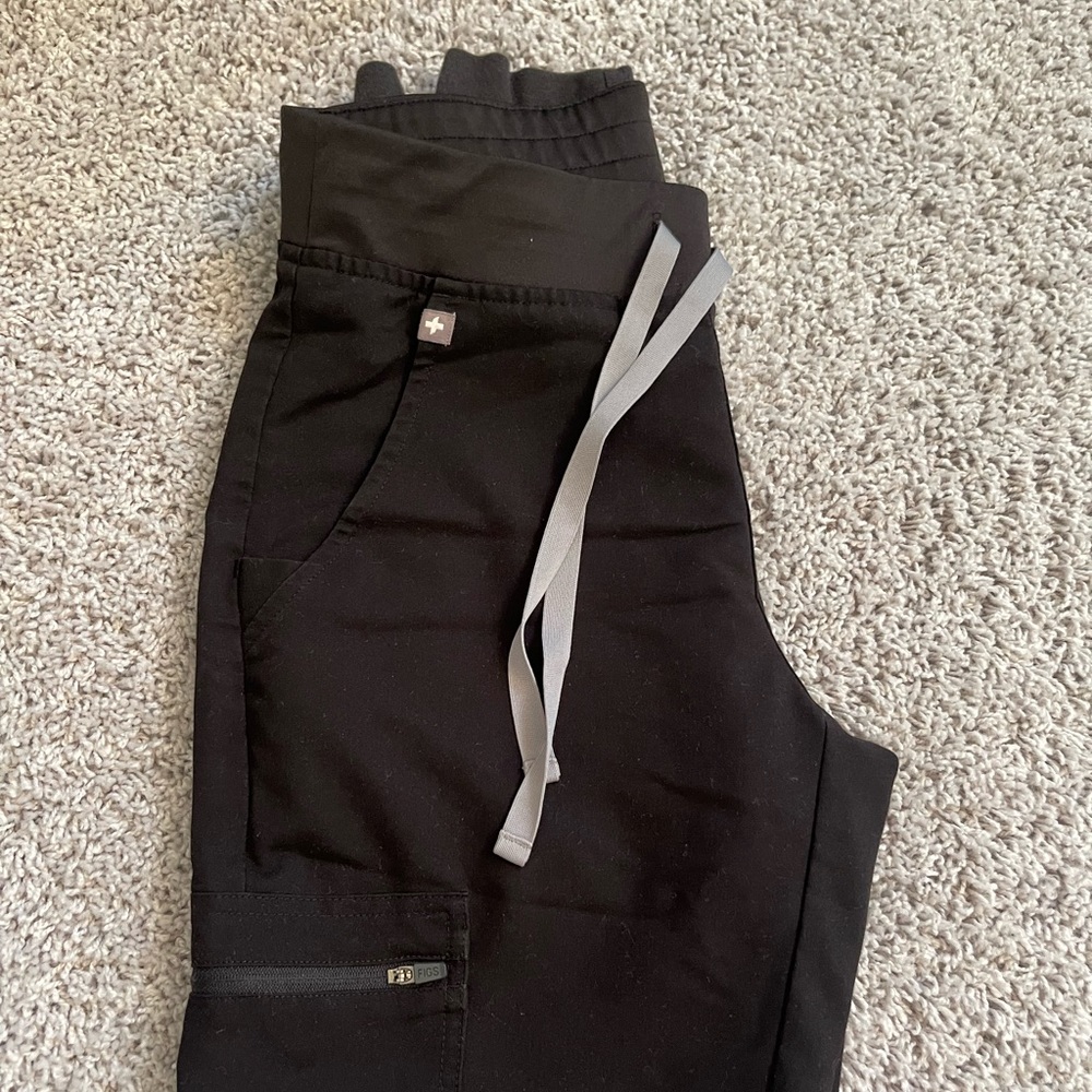 FIGS Black Zamora XS